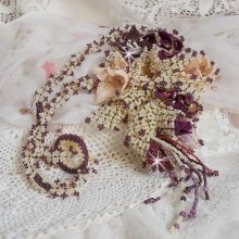 Collier Les Floralies sur une base Netting, j’ai réalisé à l’aiguille un bouquet de fleurs et feuilles en rocailles à laquelle s’ajoute des Sugilites. Aux couleurs Ivoire, Améthyste, Rose et Purple